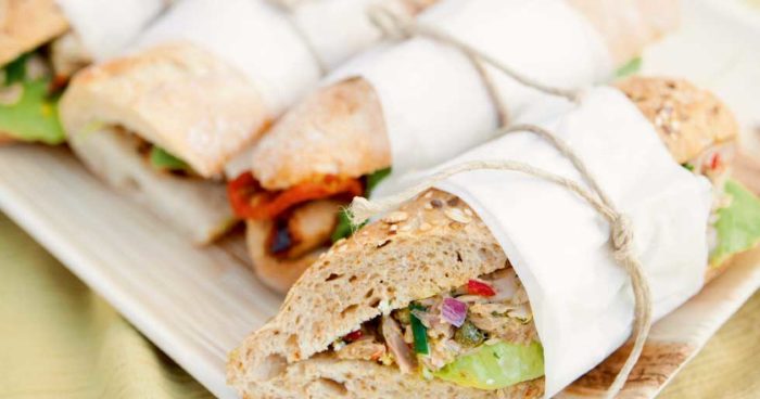 Kycklingbaguette med tomater, chevre och basilikadressing