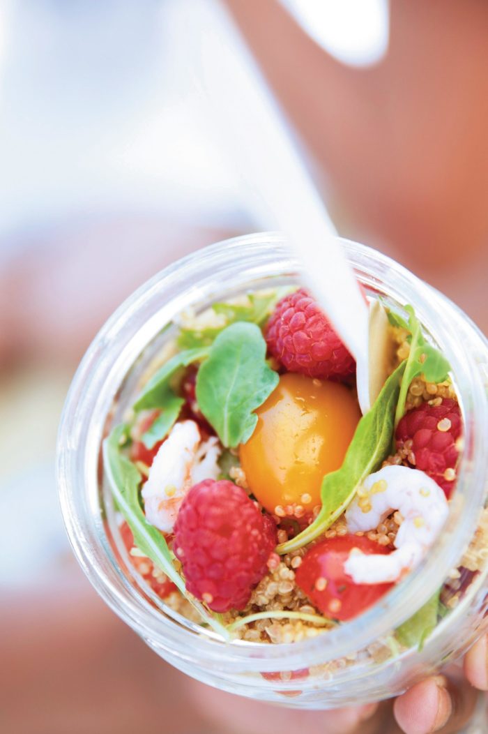 quinoa- och hallonsallad med räkor och basilikadressing