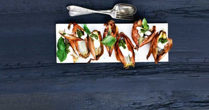 Grillad lök med syrad grädde och pesto