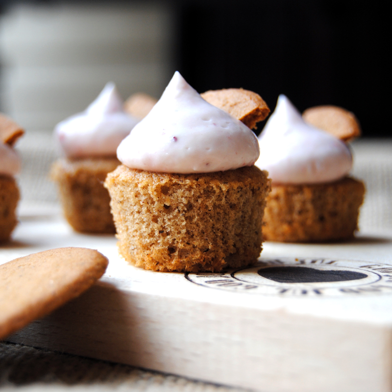 Pepparkakscupcakes med lingonfrosting. Foto och recept: Sofia Henriksson.