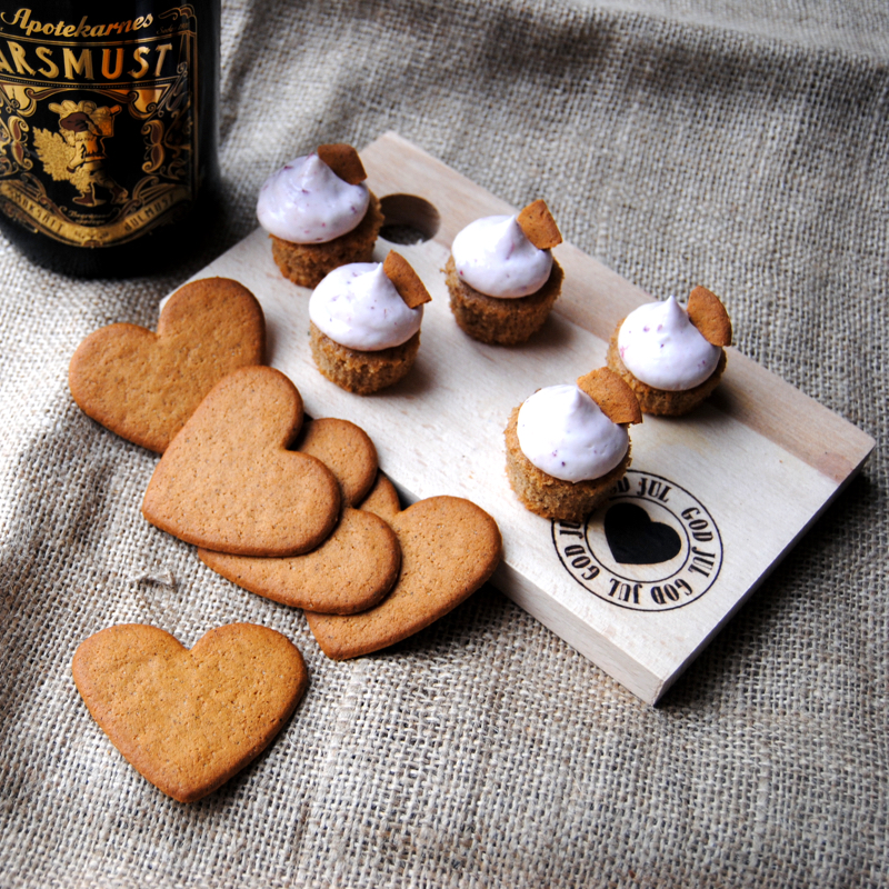Pepparkakscupcakes med lingonfrosting. Foto och recept: Sofia Henriksson.