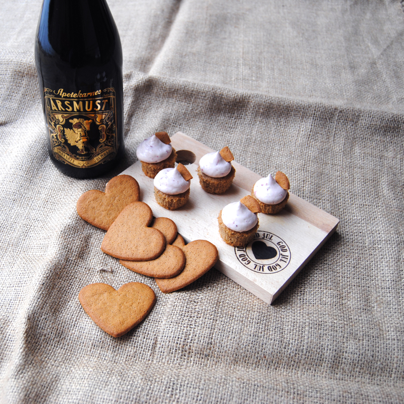 Pepparkakscupcakes med lingonfrosting. Foto och recept: Sofia Henriksson.
