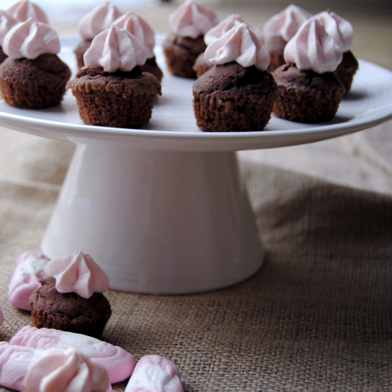Chokladcupcakes med skumtomtefrosting. Foto och recept: Sofia Henriksson.