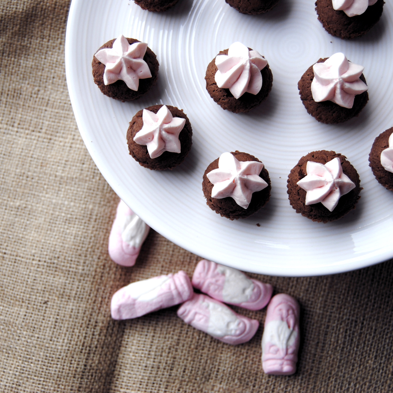 Chokladcupcakes med skumtomtefrosting. Foto och recept: Sofia Henriksson.