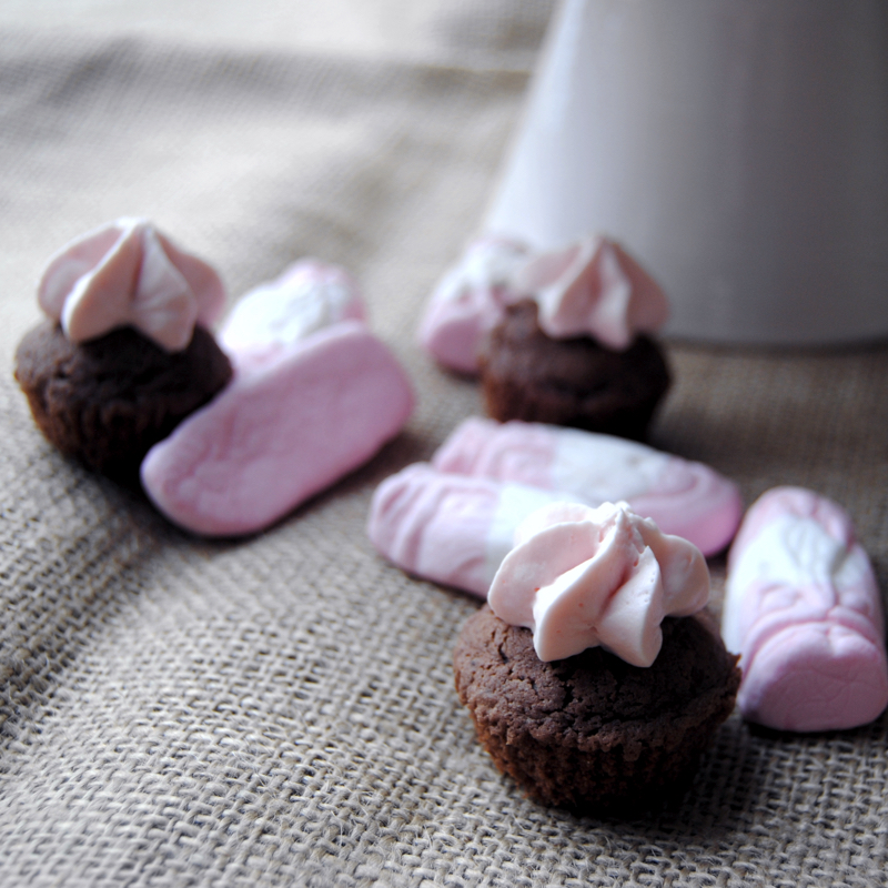 Chokladcupcakes med skumtomtefrosting. Foto och recept: Sofia Henriksson.
